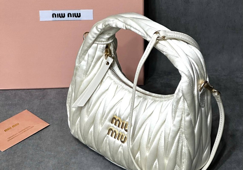 Женская сумка из сатина Miu Miu Wander mini hobo 17,5 см