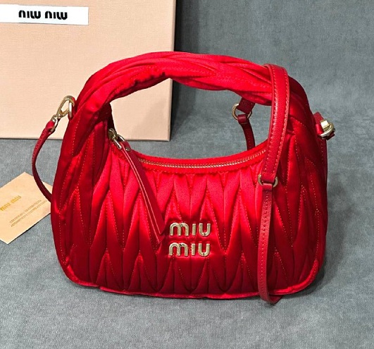 Женская сумка из сатина Miu Miu Wander mini hobo 17,5 см красная