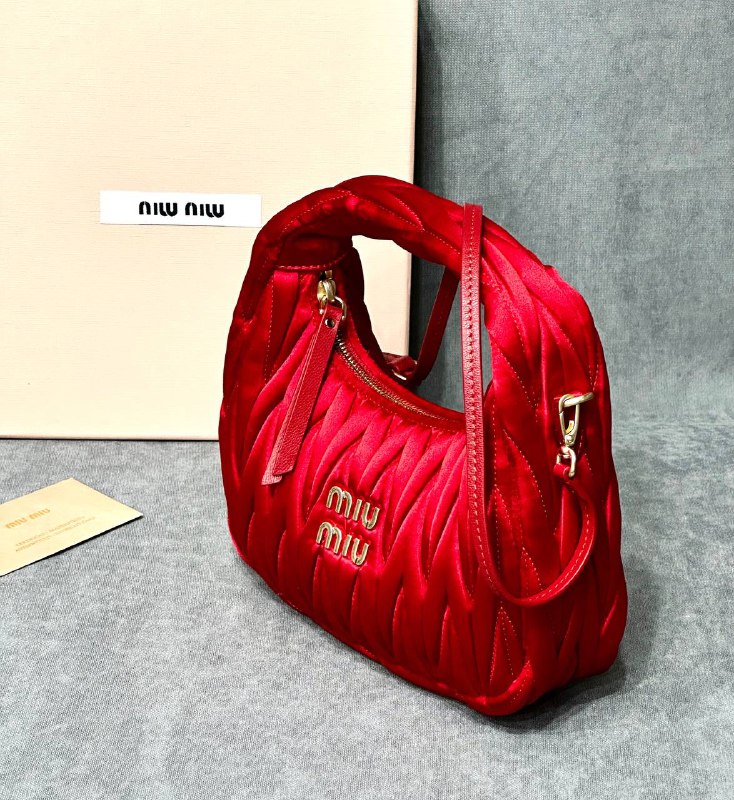 Женская сумка из сатина Miu Miu Wander mini hobo 17,5 см красная