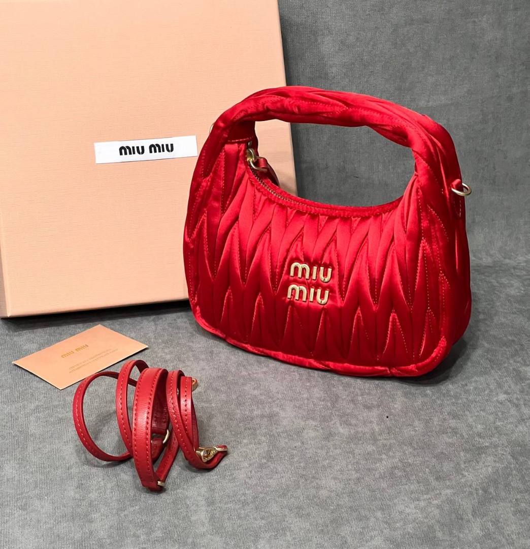 Женская сумка из сатина Miu Miu Wander mini hobo 17,5 см красная