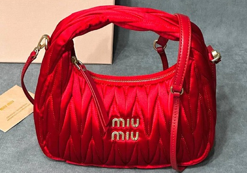 Женская сумка из сатина Miu Miu Wander mini hobo 17,5 см красная