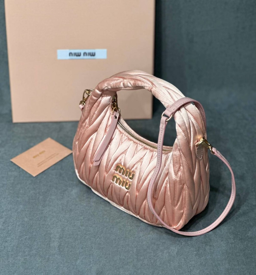 Женская сумка из сатина Miu Miu Wander mini hobo 17,5 см розовая