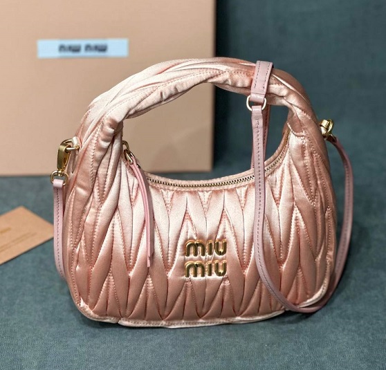 Женская сумка из сатина Miu Miu Wander mini hobo 17,5 см розовая