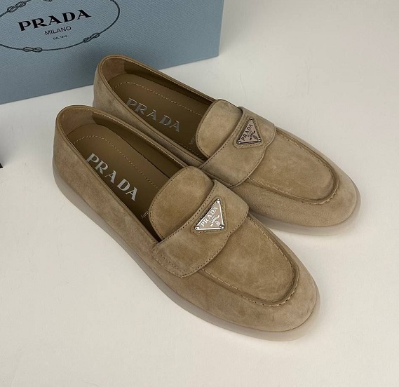 Замшевые бежевые женские лоферы Prada Suede