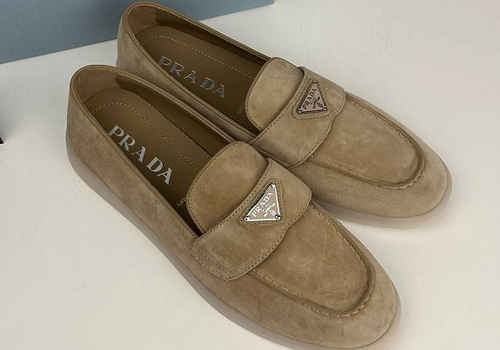 Замшевые бежевые женские лоферы Prada Suede