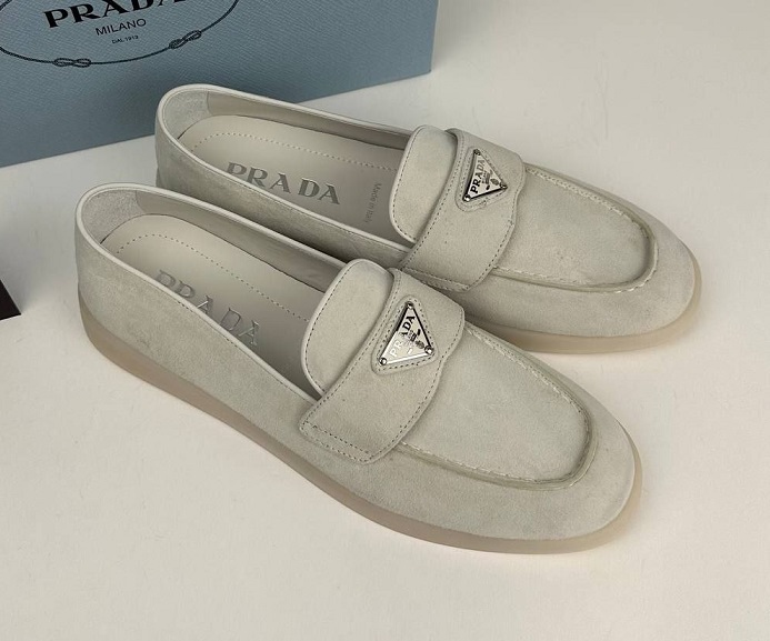 Замшевые белые женские лоферы Prada Suede