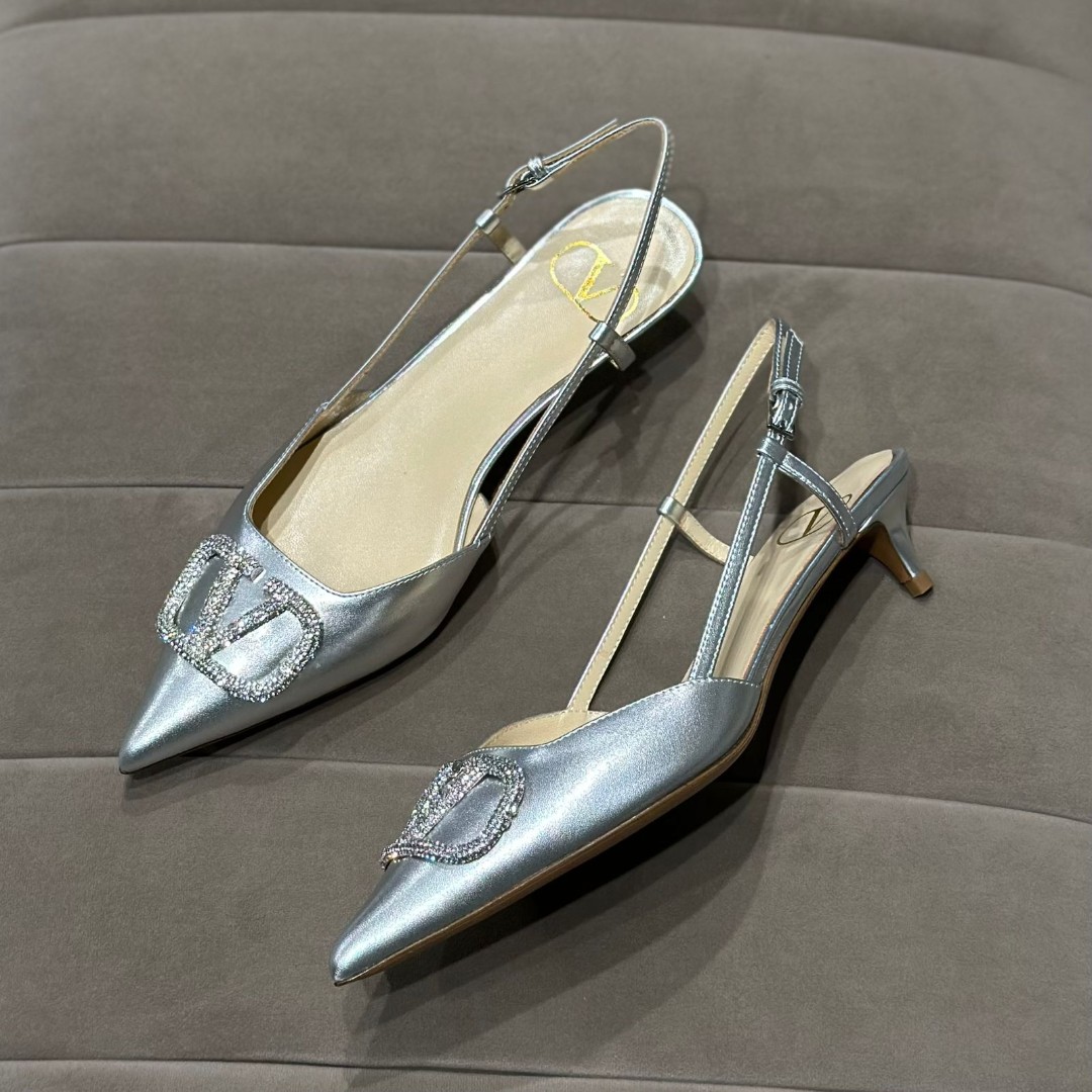 Кожаные босоножки на низком каблуке Valentino Garavani серебро
