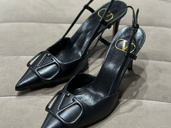 Черные кожаные босоножки на высоком каблуке Valentino Garavani