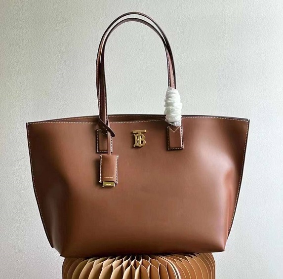 Женская кожаная сумка Burberry Motif Medium Tote коричневая
