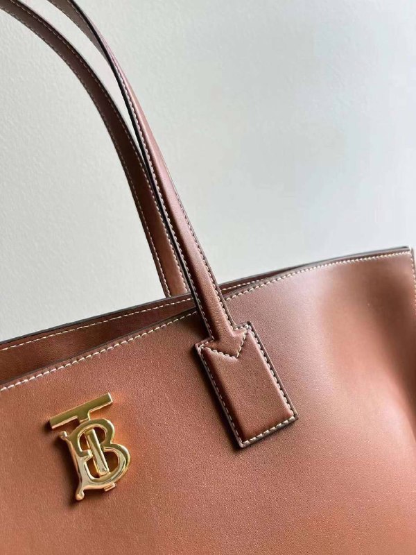 Женская кожаная сумка Burberry Motif Medium Tote коричневая