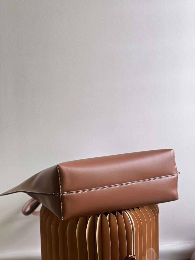 Женская кожаная сумка Burberry Motif Medium Tote коричневая