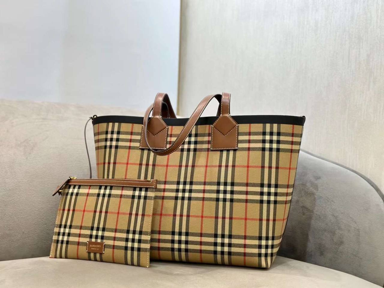 Женская сумка Burberry Medium London Tote Bag коричневая