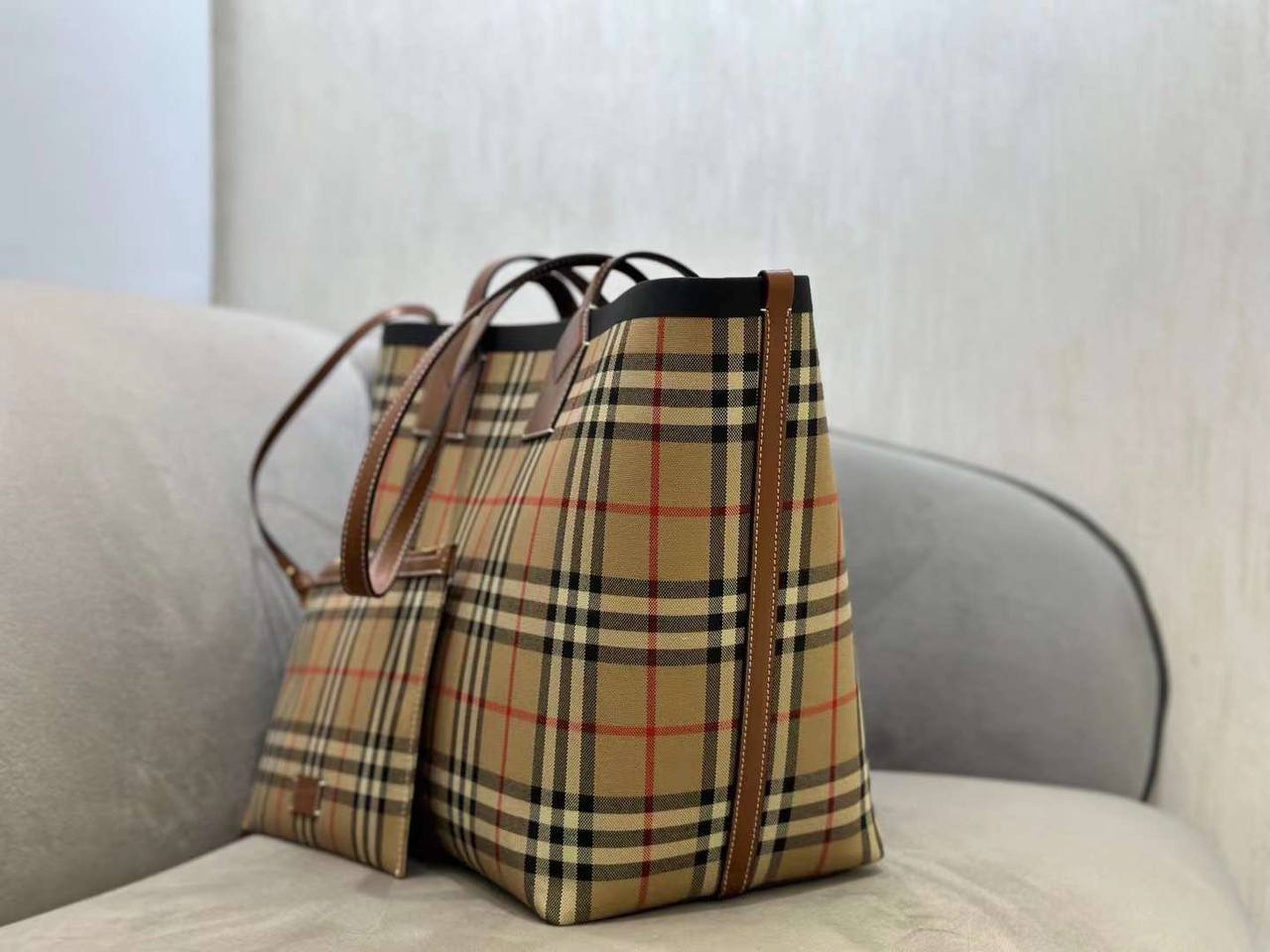 Женская сумка Burberry Medium London Tote Bag коричневая