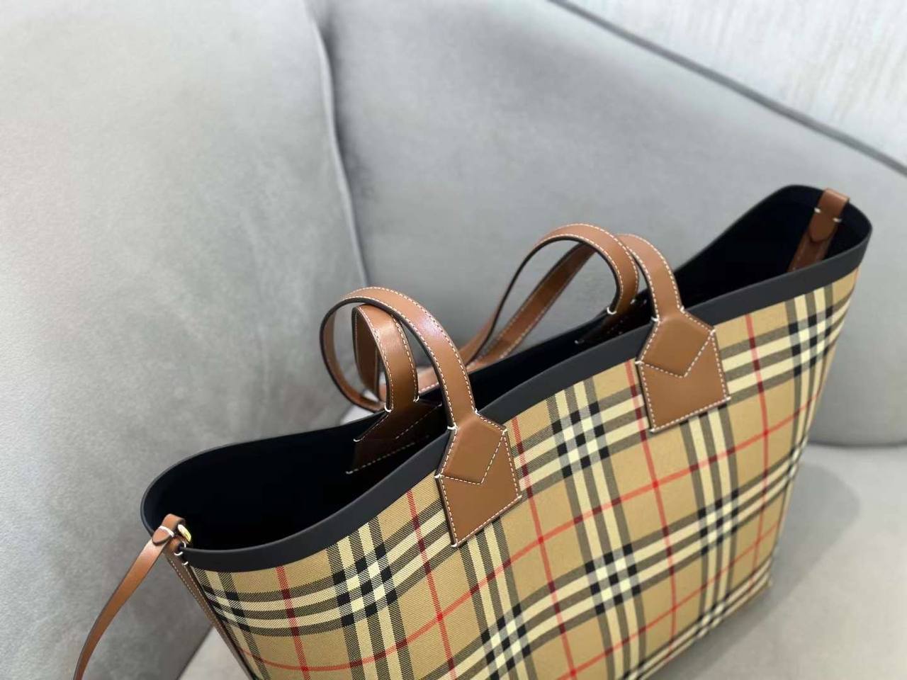 Женская сумка Burberry Medium London Tote Bag коричневая