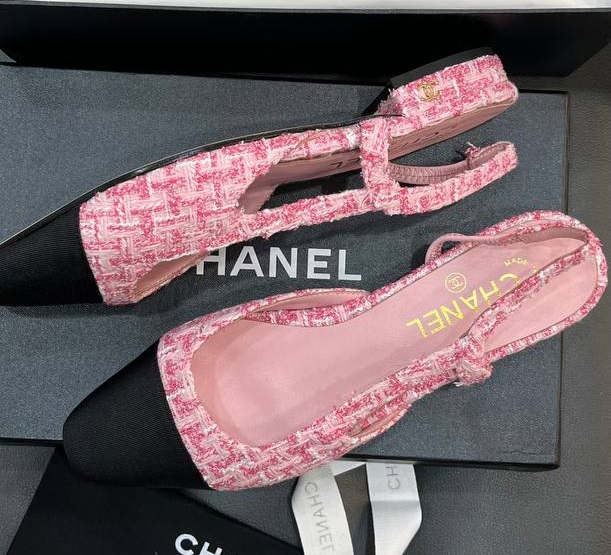 Розовые босоножки Chanel твид