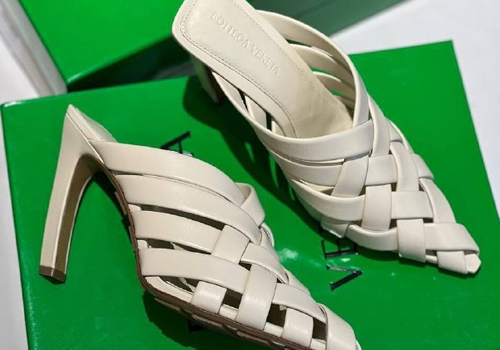 Белые кожаные босоножки Bottega Veneta на высоком каблуке