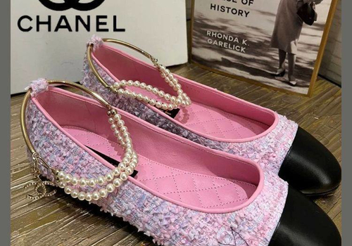 Розовые балетки из твида Chanel