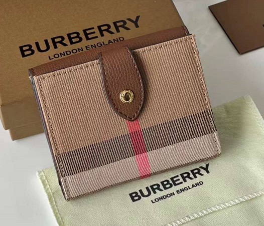 Женский бежевый кошелек Burberry