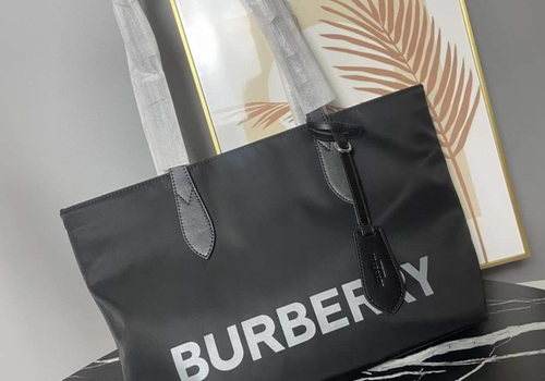 Женская черная сумка-тоут Burberry