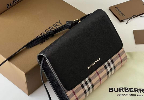 Женская черная сумка Burberry