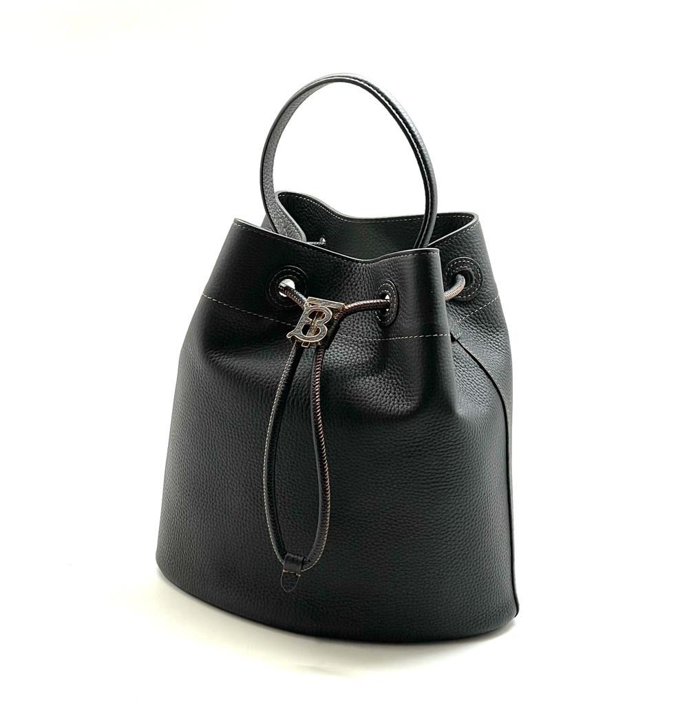 Женская черная кожаная сумка Burberry