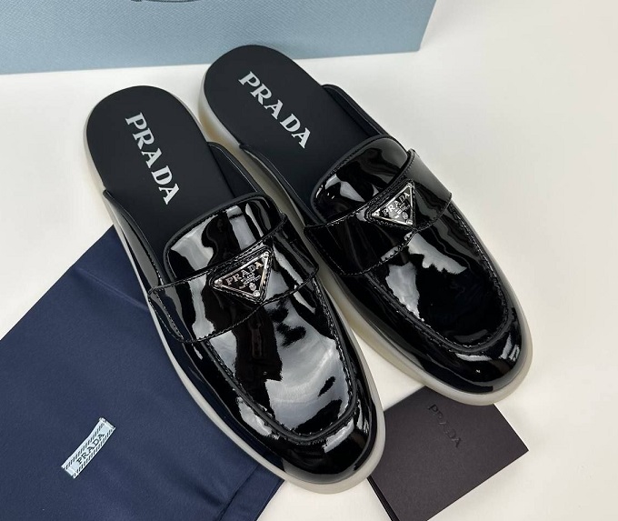 Кожаные лаковые мюли Prada Suede