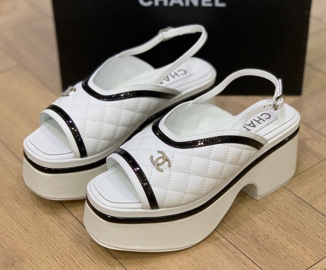 Белые босоножки из кожи Chanel на высокой подошве