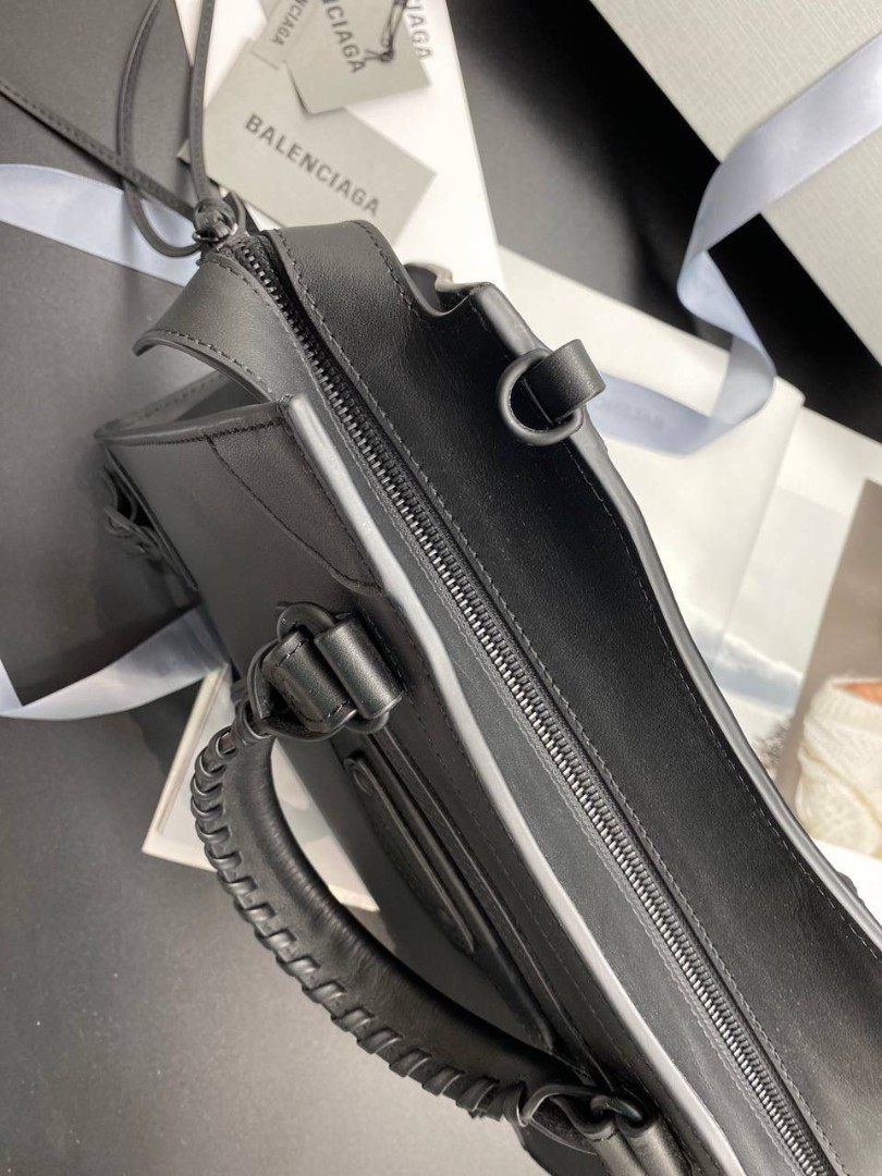 Женская кожаная сумка-тоут Balenciaga Neo Classic черная