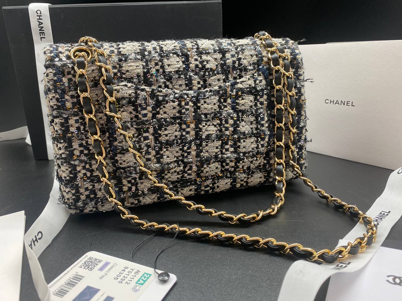 Твидовая сумка Chanel 11.12 Medium Classic Flap Bag