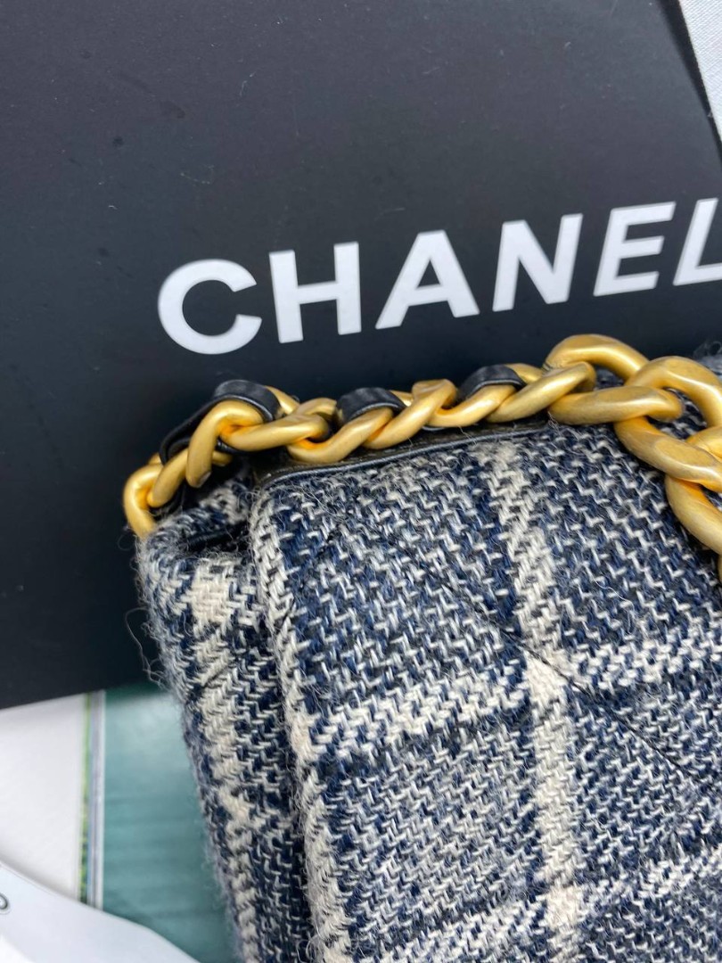 Серая сумка из твида Chanel