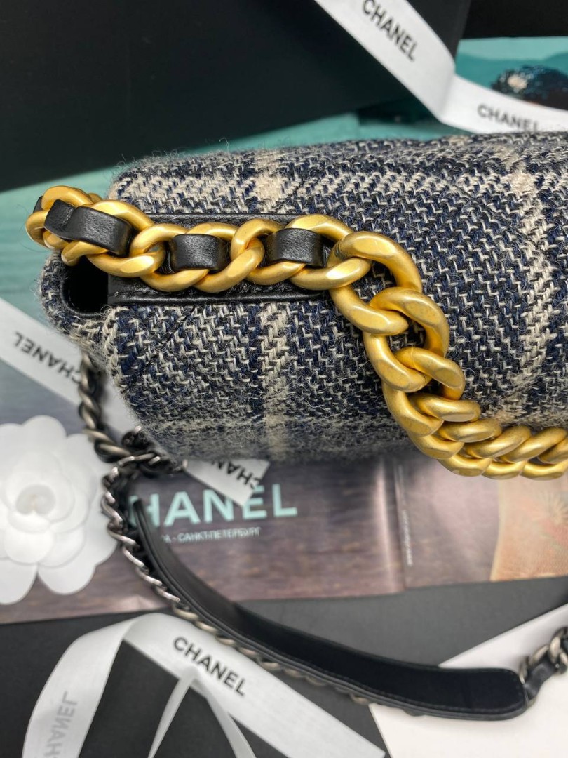 Серая сумка из твида Chanel