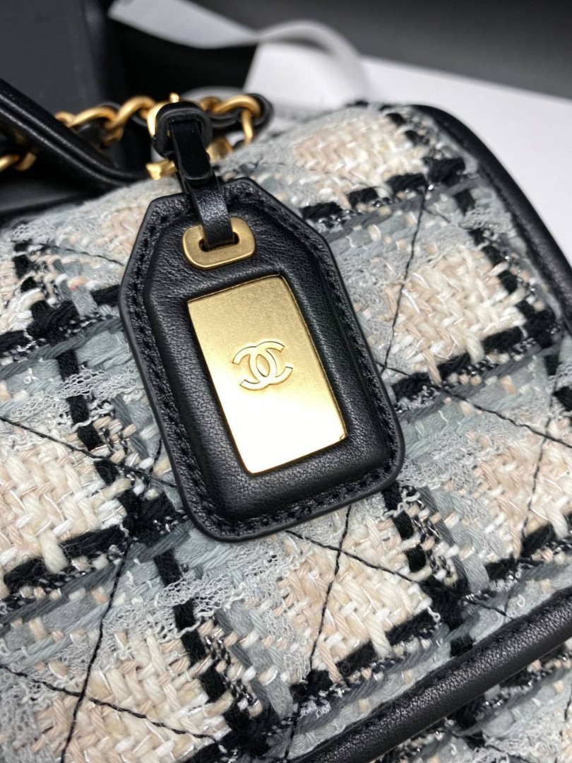Белая твидовая сумочка Chanel Handle