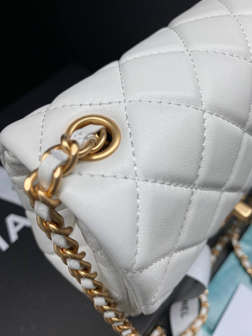 Белая кожаная сумка-конверт Chanel Mini Flap Bag