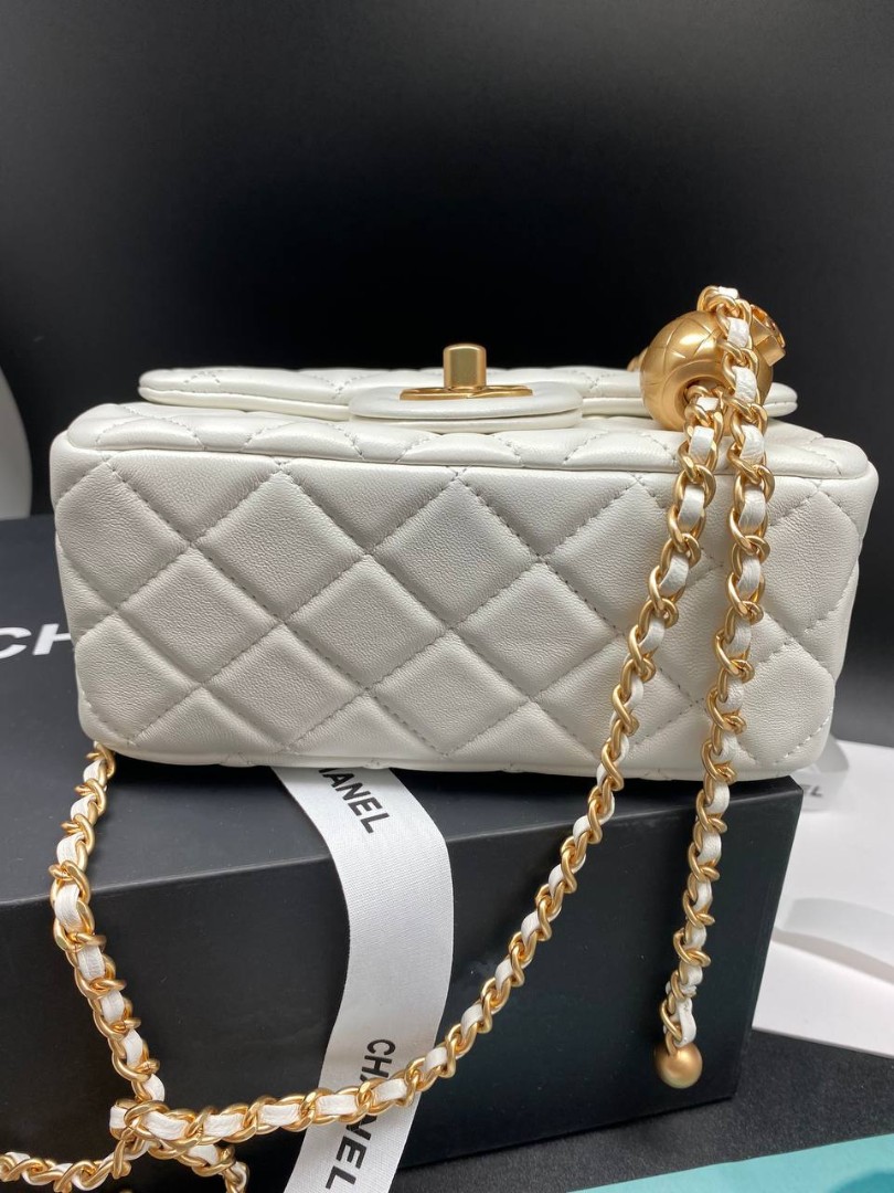 Белая кожаная сумка-конверт Chanel Mini Flap Bag