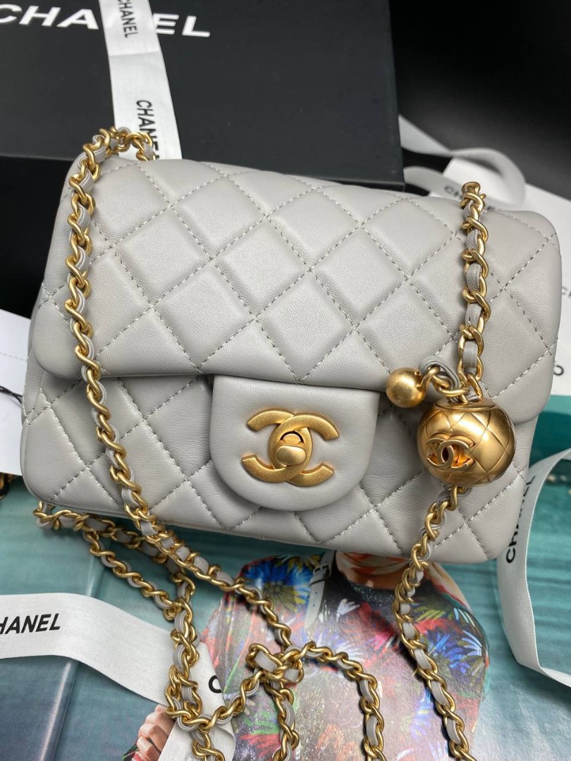 Серая кожаная сумка-конверт Chanel Mini Flap Bag
