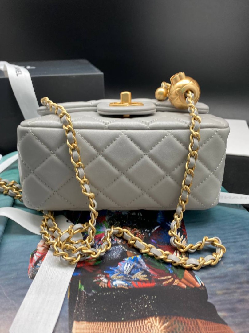 Серая кожаная сумка-конверт Chanel Mini Flap Bag