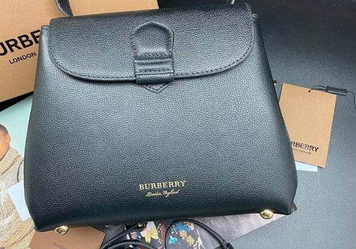 Черная женская кожаная сумка Burberry