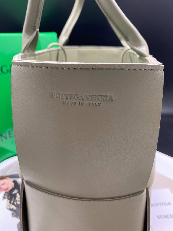 Женская кожаная сумка-тоут Bottega Veneta Arco Tote Medium