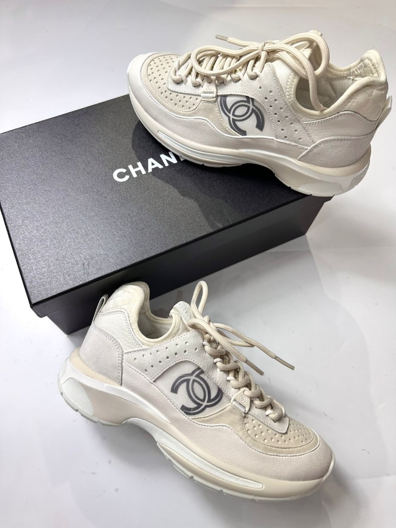 Женские замшевые белые кроссовки Chanel