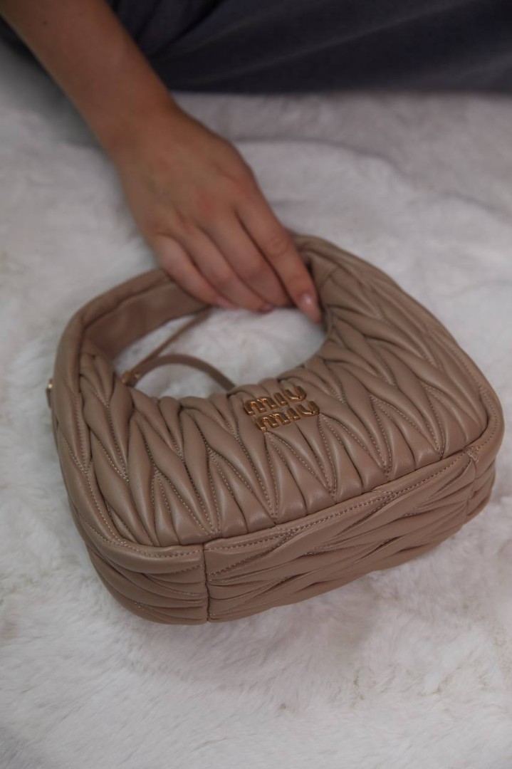Женская кожаная сумка Miu Miu Wander mini hobo 20 см бежевая