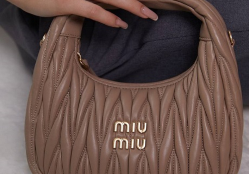 Женская кожаная сумка Miu Miu Wander mini hobo 20 см бежевая