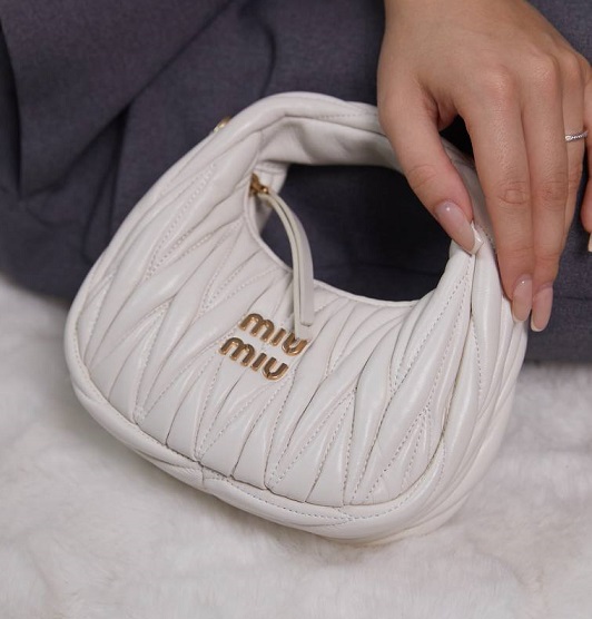 Женская кожаная сумка Miu Miu Wander mini hobo 17,5 см белая