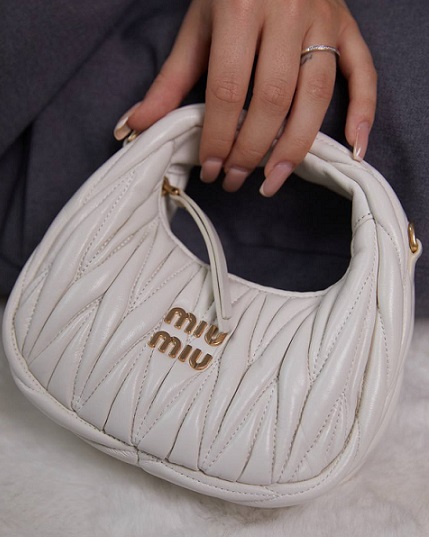 Женская кожаная сумка Miu Miu Wander mini hobo 17,5 см белая