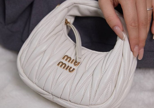 Женская кожаная сумка Miu Miu Wander mini hobo 17,5 см белая