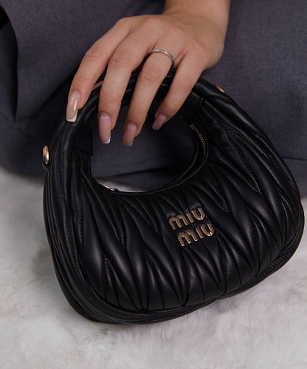 Женская кожаная сумка Miu Miu Wander mini hobo 17,5 см черная