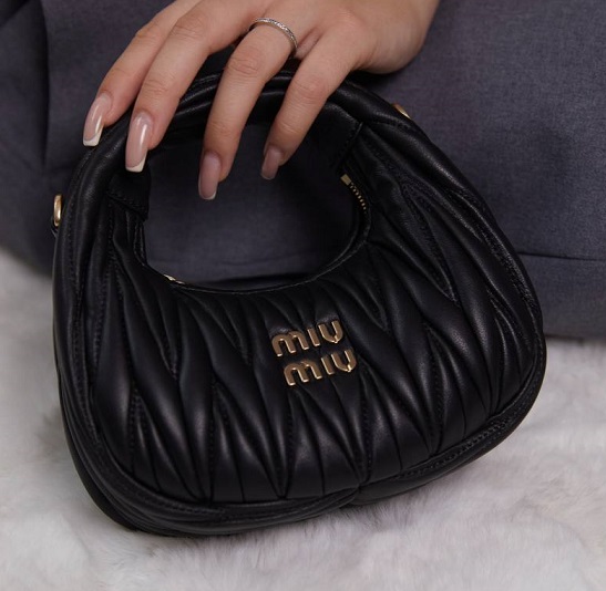 Женская кожаная сумка Miu Miu Wander mini hobo 17,5 см черная