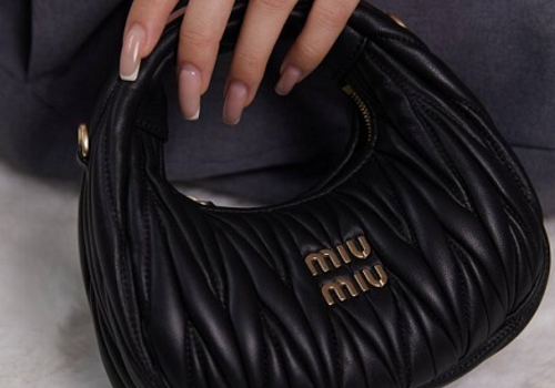 Женская кожаная сумка Miu Miu Wander mini hobo 17,5 см черная