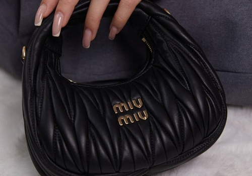 Женская кожаная сумка Miu Miu Wander mini hobo 17,5 см черная