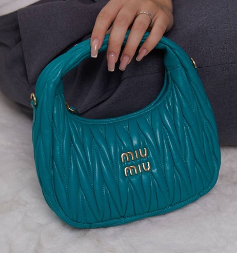 Женская кожаная сумка Miu Miu Wander mini hobo 20 см голубая