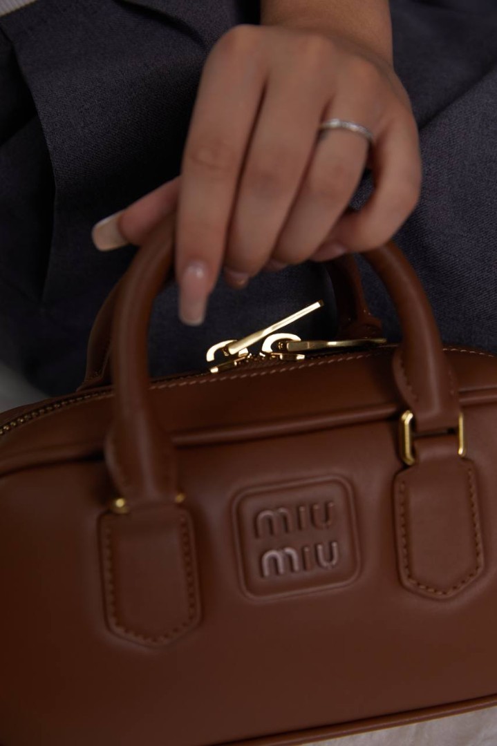 Женская кожаная сумка Miu Miu Arcadie Mini коричневая